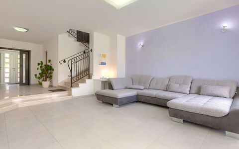 Villa Vela: Ejendom, Couch, Plante, Bygning, Belysning, Indretning, Træ, Etage, Stue