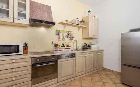 Baretuni: Countertop, Cabinetry, Tap, Håndvask, Ejendom, Bygning, Komfur, Køkkenvask, Skuffe, Køkken