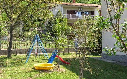 Villa Palma: Svinge, Backyard, Legepladsudstyr, Gård, Offentlige Rum, Legeplads, Ejendom, Græs, Menneskelig Bosættelse, Træ