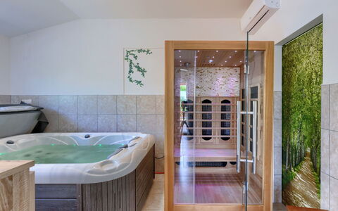 Laura: Badekar, Dør, Træ, Gulvbelægning, Veranda, Etage, Hårdttræ, Bygning, Komfort, Loft