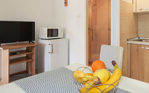 Klaudija: Cabinetry, Møbel, Ejendom, Komfort, Bygning, Kommode, Træ, Orange, Skuffe, Indretning