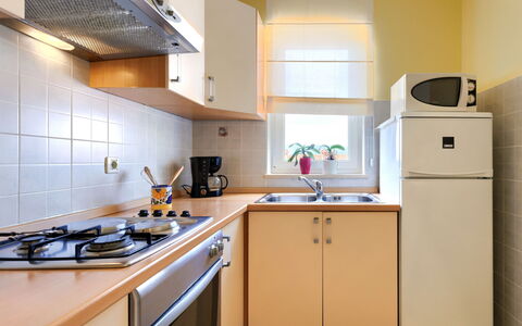 Egle: Cabinetry, Countertop, Køkkenvask, Ejendom, Møbel, Håndvask, Køkken, Køkken Apparat, Tap, Komfur