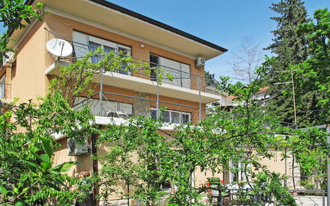 Hela: Ejendom, Hus, Boligområde, Ejendom, Bygning, Arkitektur, Kvarter, Hjem, Træ, Facade