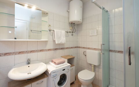Hela: Spejl, Ejendom, Håndvask, Badeværelsesvask, Sanitærarmatur, Tap, Badeværelse, Purple, Toiletbræt, Indretning