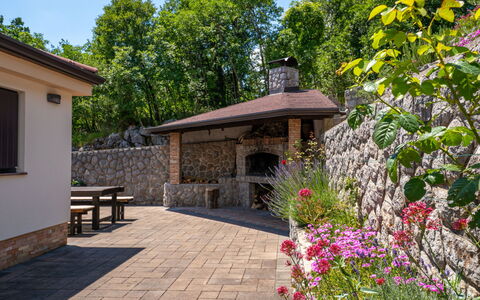 Villa Toni: Rots, Flise, Stenmur, Skygge, Have, Cobblestone, Udendørs Struktur, Landscaping, Backyard, Mursten