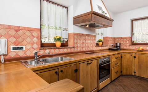 Villa Toni: Brun, Cabinetry, Tap, Køkkenvask, Countertop, Håndvask, Sanitærarmatur, Plante, Træ, Køkken