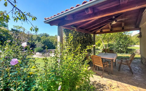 Ljudevit: Have, Møbel, Skygge, Udendørs Møbler, Backyard, Udendørs Struktur, Landscaping, Eco Hotel, Udvej