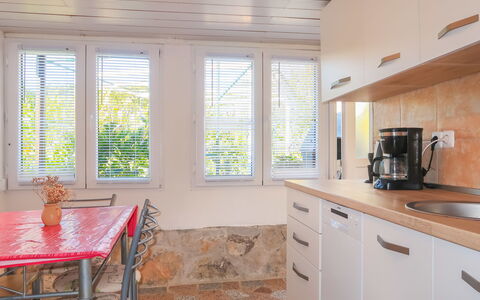 Margeta: Cabinetry, Møbel, Ejendom, Bygning, Vindue, Countertop, Køkken, Træ, Skuffe, Bord