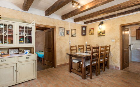 Tomiceva: Billedramme, Møbel, Cabinetry, Ejendom, Countertop, Bord, Stol, Træ, Køkken, Indretning