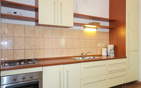 Andela: Cabinetry, Countertop, Bygning, Ejendom, Håndvask, Tap, Køkkenvask, Køkken, Træ, Komfur