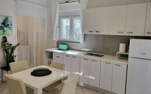 Katarina: Cabinetry, Ejendom, Køkkenvask, Plante, Møbel, Håndvask, Blomsterkrukke, Countertop, Bygning, Komfur