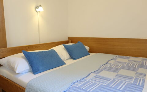 Tin: Møbel, Ejendom, Komfort, Azure, Pude, Textile, Træ, Indretning, Etage, Bed Frame