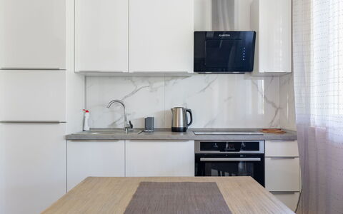 Kata: Countertop, Køkkenvask, Tap, Cabinetry, Håndvask, Ejendom, Bygning, Sanitærarmatur, Køkken Apparat, Komfur