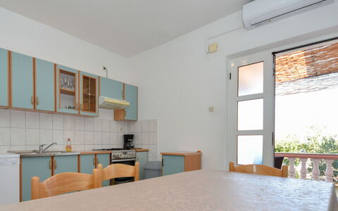 Ines: Ejendom, Bord, Møbel, Stol, Vindue, Cabinetry, Bygning, Træ, Belysning, Indretning