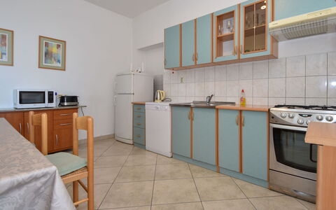 Ines: Cabinetry, Møbel, Køkkenvask, Countertop, Bygning, Håndvask, Tap, Køkken Apparat, Komfur, Træ