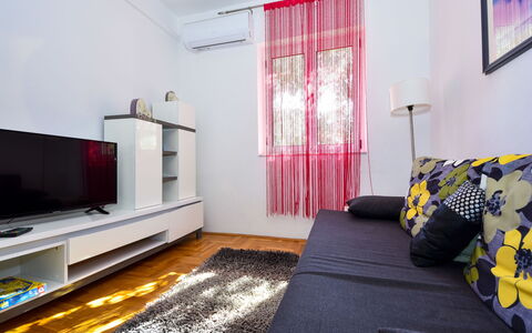 Ines: Ejendom, Dekoration, Television, Komfort, Purple, Vindue, Indretning, Stue, Etage, Træ
