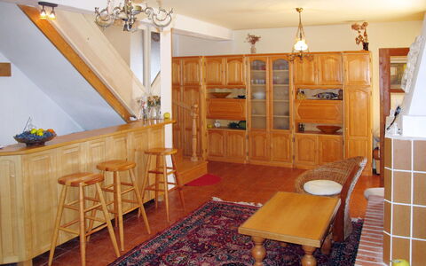 Maja: Værelse, Ejendom, Møbel, Bygning, Etage, Hus, Indretning, Loft, Køkken, Spisestue