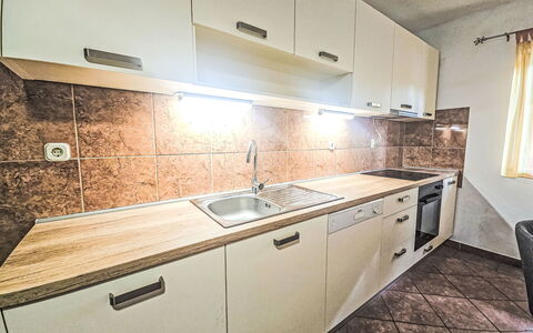 Gorana: Køkken, Countertop, Større Bandage, Gulvbelægning, Træ, Køkken Apparat, Indretning, Cabinetry, Etage, Sanitærarmatur