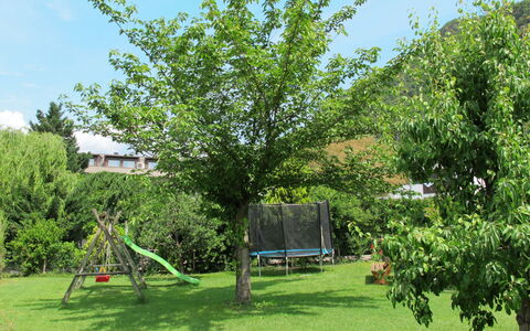 Postal 602: Plante, Himmel, Ejendom, Plantesamfund, Skygge, Land Lot, Vegetationen, Træ, Biome, Offentlige Rum