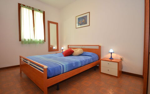 Villa Azalea: Møbel, Ejendom, Komfort, Vindue, Bygning, Azure, Træ, Bed Frame, Indretning, Orange