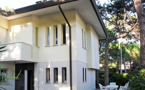 Villa Isolina: Hus, Ejendom, Bygning, Hjem, Ejendom, Arkitektur, Facade, Sommerhus, Værelse, Villa