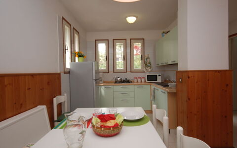 Villa Isolina: Bord, Møbel, Ejendom, Cabinetry, Bordservice, Belysning, Indretning, Træ, Stol, Etage