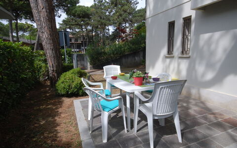 Villa Isolina: Plante, Bord, Møbel, Bygning, Stol, Træ, Udendørs Bord, Udendørs Møbler, Blomsterkrukke, Skygge