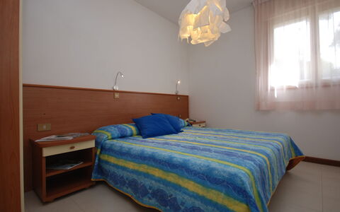 Villa Isolina: Møbel, Bygning, Ejendom, Vindue, Komfort, Træ, Hus, Seng, Indretning, Bed Frame