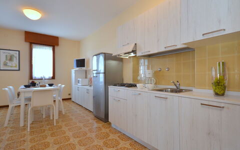 Torre Panorama: Countertop, Cabinetry, Tap, Møbel, Håndvask, Bygning, Køkkenvask, Køkken, Stueplante, Træ