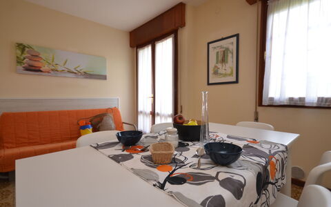 Torre Panorama: Bord, Ejendom, Møbel, Vindue, Bygning, Bordservice, Dug, Textile, Orange, Stol
