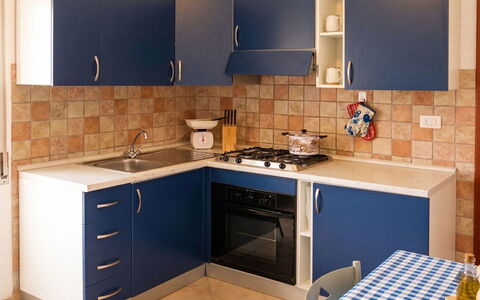 Lia: Køkken, Køkken Apparat, Større Bandage, Komfur, Countertop, Gulvbelægning, Træ, Cabinetry, Komfur, Indretning