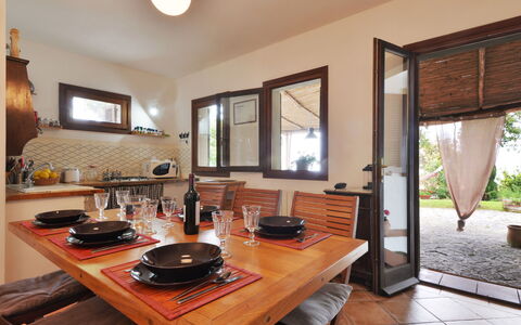 Ciuffini: Ejendom, Bord, Møbel, Countertop, Træ, Cabinetry, Køkken Apparat, Køkken, Indretning, Plante