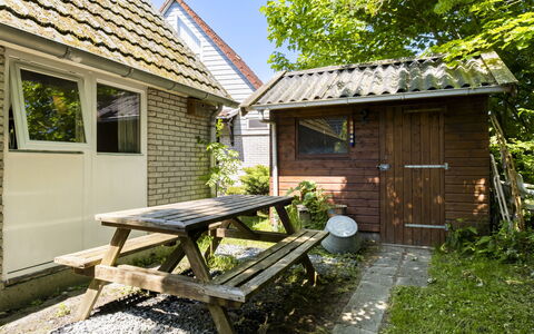 De Schans: Plante, Ejendom, Bygning, Vindue, Hus, Træ, Himmel, Træ, Picnic Bord, Sommerhus
