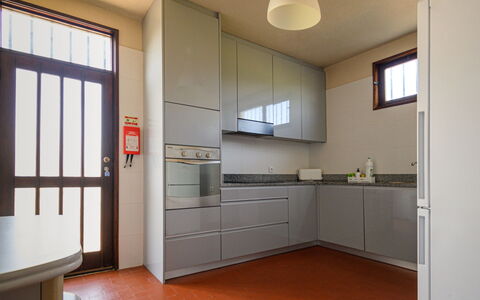 De Carreço: Møbel, Ejendom, Cabinetry, Vindue, Countertop, Bygning, Træ, Indretning, Arkitektur