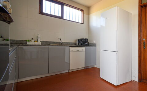 De Carreço: Cabinetry, Håndvask, Countertop, Vindue, Tap, Køkkenvask, Træ, Køkken, Indretning, Hus