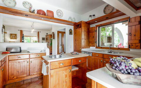 Quintal das Oliveiras: Countertop, Cabinetry, Møbel, Ejendom, Bord, Vindue, Skuffe, Billedramme, Køkken, Træ
