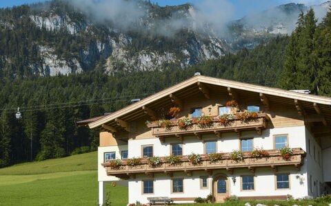 Nachbarbauer: Hill Station, Bjergrige Landskabsformer, Bjerg, Bjerglandsby, Bjergkæde, Hus, Ejendom, Naturlige Landskab, Hjem, Tag