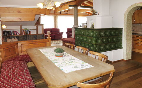 Nachbarbauer: Møbel, Værelse, Ejendom, Indretning, Bygning, Bord, Loft, Stue, Etage, Hjem