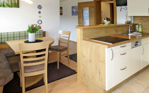 Radstadt 606: Møbel, Værelse, Ejendom, Køkken, Cabinetry, Countertop, Indretning, Bygning, Etage, Hus