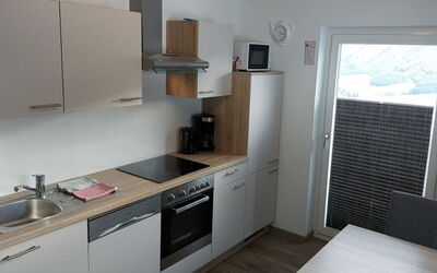 Radstadt 606: Cabinetry, Ejendom, Møbel, Køkkenvask, Håndvask, Countertop, Træ, Komfur, Indretning, Belysning