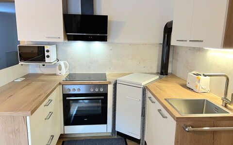 Wallner: Køkken Apparat, Køkken, Countertop, Større Bandage, Gulvbelægning, Cabinetry, Træ, Møbel, Indretning, Husholdningsapparat