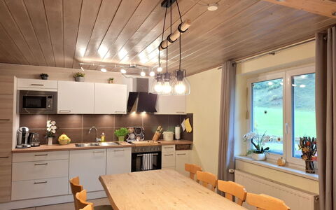 Bergfried: Indretning, Møbel, Lysarmatur, Gulvbelægning, Træ, Loft, Køkken, Countertop, Etage, Køkken & Spisebord