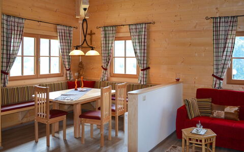 Waltl: Møbel, Bord, Vindue, Bygning, Window Blind, Træ, Stol, Indretning, Etage, Hus