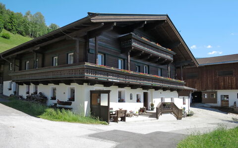 Kaprun 663: Plante, Himmel, Vindue, Bygning, Træ, Arkitektur, Land Lot, Sommerhus, Hus, Sidespor