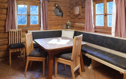 Sturmbachhütte: Ejendom, Værelse, Møbel, Bygning, Bjælkehytte, Bord, Sommerhus, Indretning, Ejendom, Hus