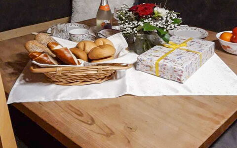 Sturmbachhütte: Bord, Møbel, Værelse, Countertop, Spisestue, Træ, Indretning, Brunch, Hårdttræ, Kaffebord