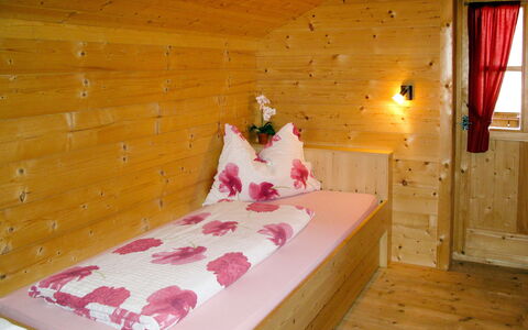 Sturmbachhütte: Soveværelse, Seng, Værelse, Møbel, Bed Frame, Ejendom, Sengetøj, Lyserød, Indretning, Etage