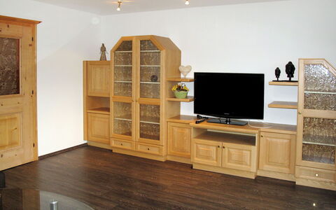 Bramberg am Wildkogel 607: Møbel, Værelse, Cabinetry, Trægulve, Ejendom, Hårdttræ, Indretning, Etage, Bygning, Kommode