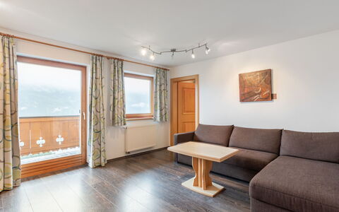 Bramberg am Wildkogel 607: Møbel, Bygning, Couch, Træ, Indretning, Komfort, Gulvbelægning, Etage, Vindue, Billedramme