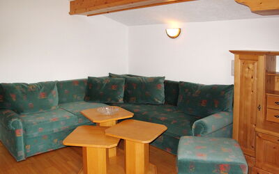 Prieslern 607.3: Couch, Møbel, Bord, Ejendom, Træ, Indretning, Cabinetry, Stue, Gulvbelægning, Studio Couch